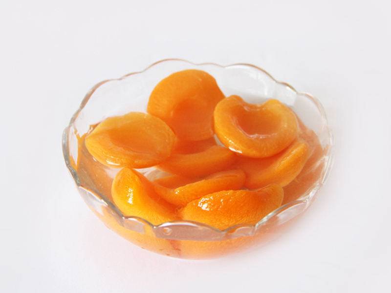 Canned apricot in syrup